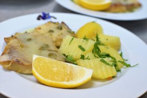 File de salau cu sos meuniere Servit cu cartofi natur sau copt la cuptor cu unt si cascaval gratinat